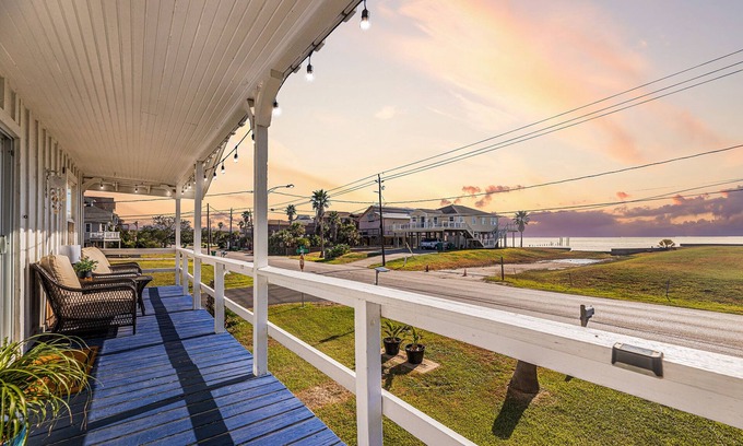El Lago House | Charming water view bungalow.