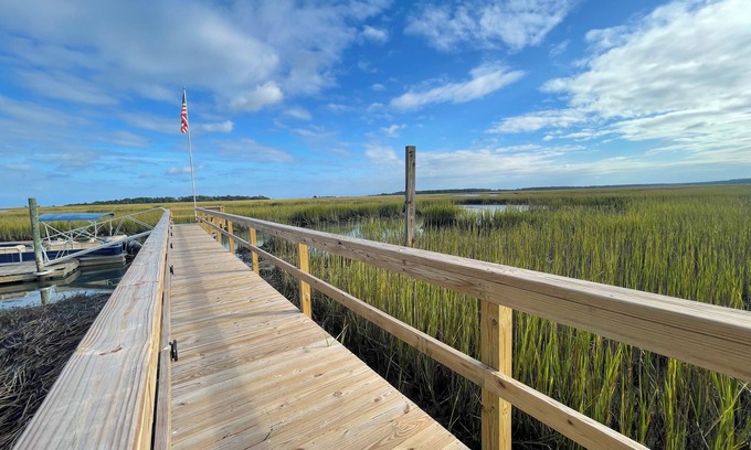 Murrells Inlet House | Charming Waterfront Cottage – Private Dock, Panoramic Views, and park passes!