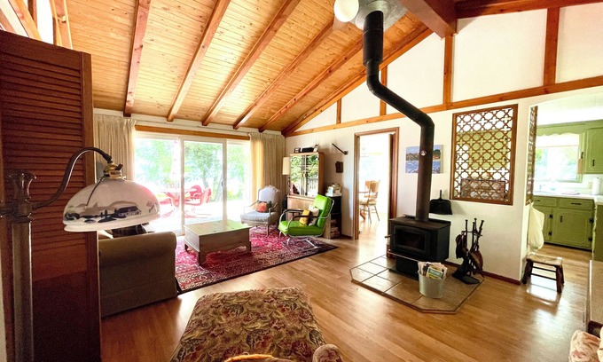North Port Cottage | Charming Waterfront Summer Cottage on Bay of Quinte (*NEW DOCKS*)