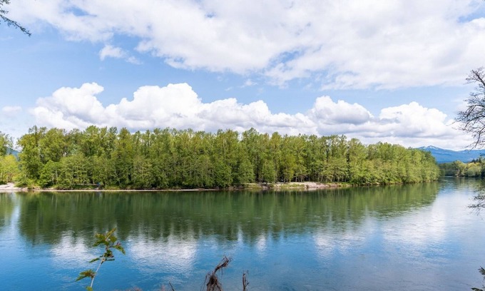 Sedro-Woolley House | Charming Waterfront Retreat with Fireplace