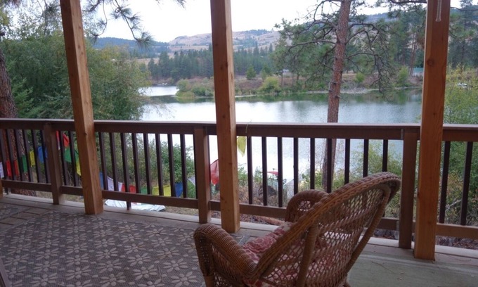 Republic Cabin | Charming Waterfront Pine Cabin on Curlew Lake