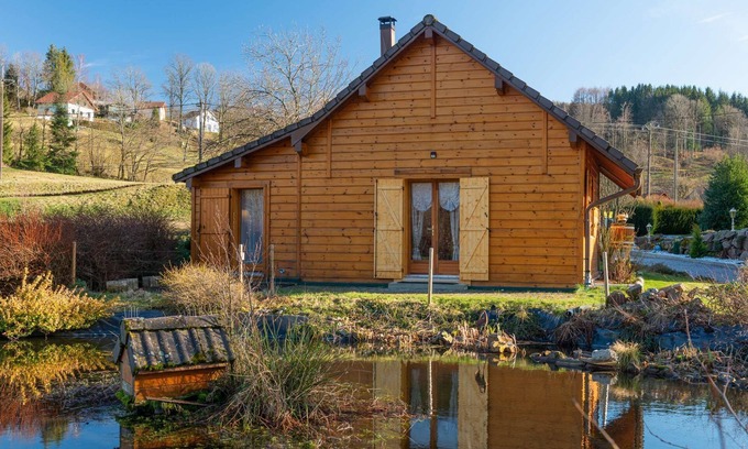 Le Menil Ski Chalet | Charming waterside chalet La Zaubette