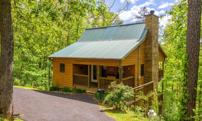 Gatlinburg - Pigeon Forge Cabin | Charming Wears Valley Log Cabin