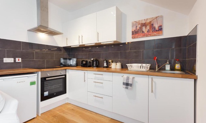 Bournemouth City Centre Apartment | Charming, Well-Equipped Apt - 5 Minutes From Beach
