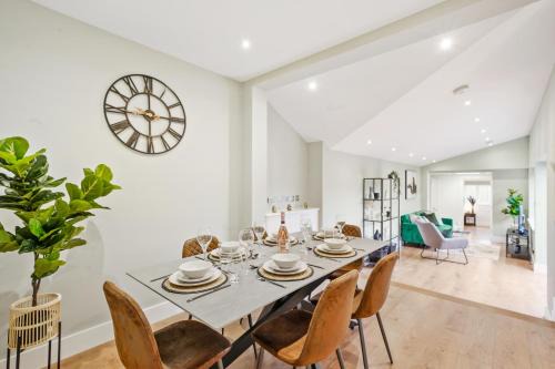 Abbey Apartment | Charming Wimbledon 3-Bed Apt with Outdoor Area
