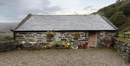 Beddgelert Apartment | Charmingly Restored 17th Century Grade II Listed Barn with Cosy Log Burner - Ty Hebog