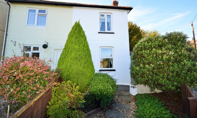 Brading Cottage | Charnwood Cottage - a cottage that sleeps 4 guests in 2 bedrooms