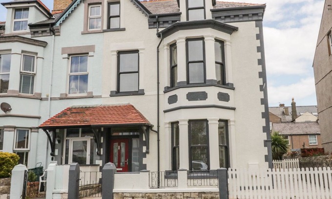 Llandudno House | CHARNWOOD VILLA, family friendly, with a garden in Llandudno