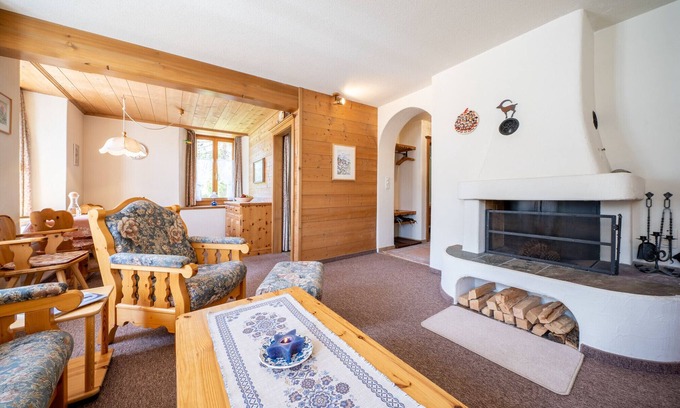 Lavin Apartment | Chasa Plazza Gronda: Cozy 3.5-room apartment with elevator, chemineé and underground garage