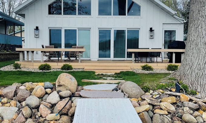 Elysian House | “Chasing Lakeside Sunsets” Lake Francis - fishing, kayaks,paddle boat,lilly pad
