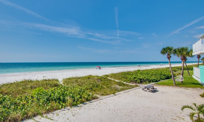 Belleair Beach Condo | Chateau 5W Beachfront Bliss: Stylish Condo in Belleair Beach