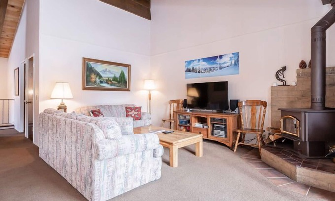 Mammoth Lakes House | Chateau Blanc #13, 3 Bedroom 2 Bath Townhome, Sleeps 8, Close to Free Shuttle!