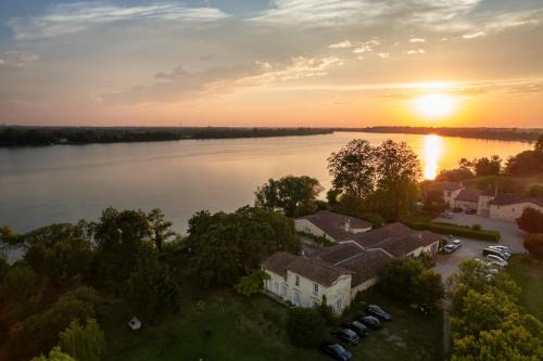 Lugon-et-l'ile-du-Carney Bed & Breakfast | Chateau de la Vieille Chapelle