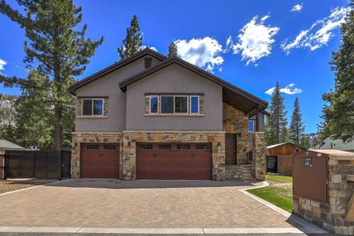 Tahoe Paradise House | Chateau de Navahoe - Luxury - Hot tub - Large yard
