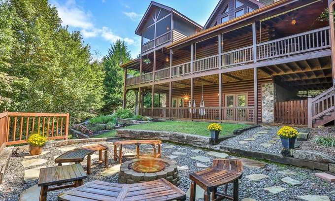 Mineral Bluff House | Chateau Relaxeau Breathtaking Spacious Mountain Home on Paved Road