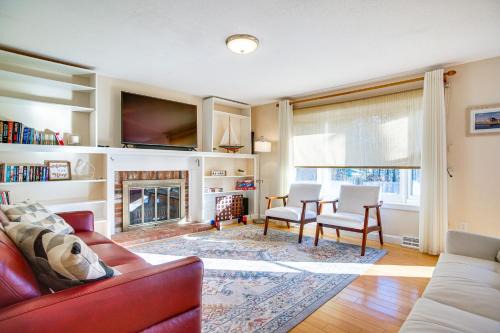 South Chatham House | Chatham Home with Spacious Deck 2 Mi to Beaches!