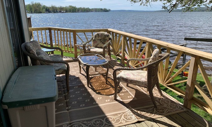 Jamestown West Cottage | Chautauqua lakefront cottage🐠GREAT LOCATION 🐠Pet friendly