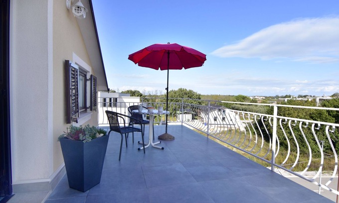 Basanija Apartment | Cheap apartment in Bašanija, with terrace, WiFi, free parking