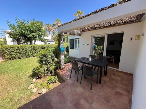 Cap d'Artrutx Apartment | Cheap apartment with a sunny garden in Menorca