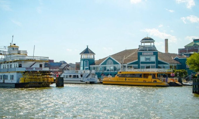 Rosslyn Apartment | Check out Old Town Waterfront! Pleasant Stay, Unit w/Balcony! Onsite Starbucks