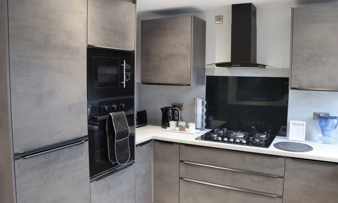 Bilston House | Check This! Premium 5-star Home From Home Retreat