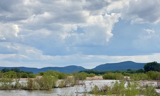 Kingsland Cottage | Cheerful 2 Bedroom cottage on the Llano River- Sleeps 6!