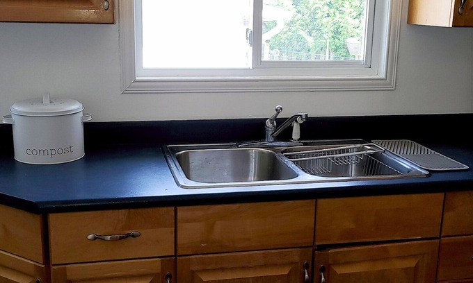 Inner Harbour House | Cheerful 2 bedroom downtown house with parking