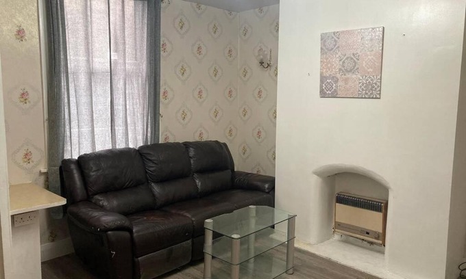 Blackburn Apartment | Cheerful 2 bedroom house with free parking