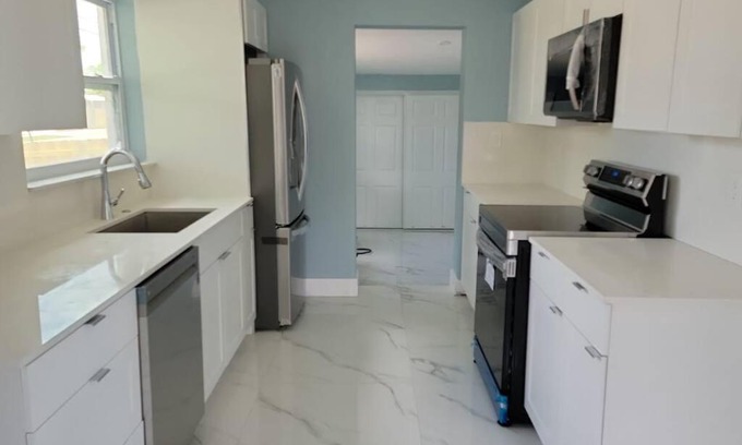 Davie House | Cheerful 2 Bedroom Lakehouse Home Woffice Space