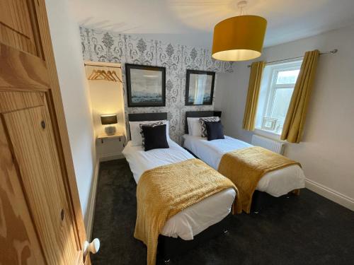 Pembroke Dock House | Cheerful 2 Bedroom Townhouse with Cinema Loft