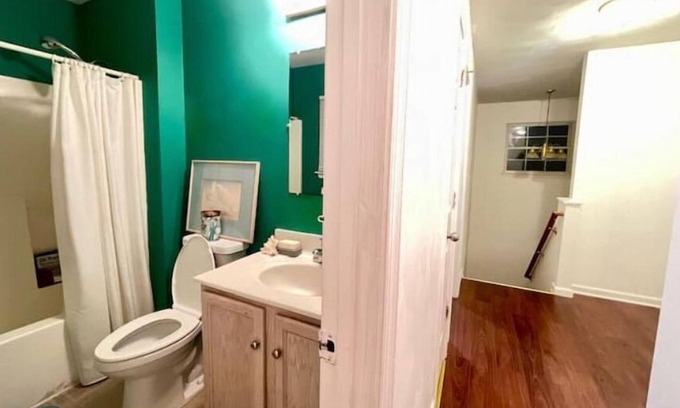 Cave Spring House | Cheerful 3 bed house with fast Wi-Fi & parking