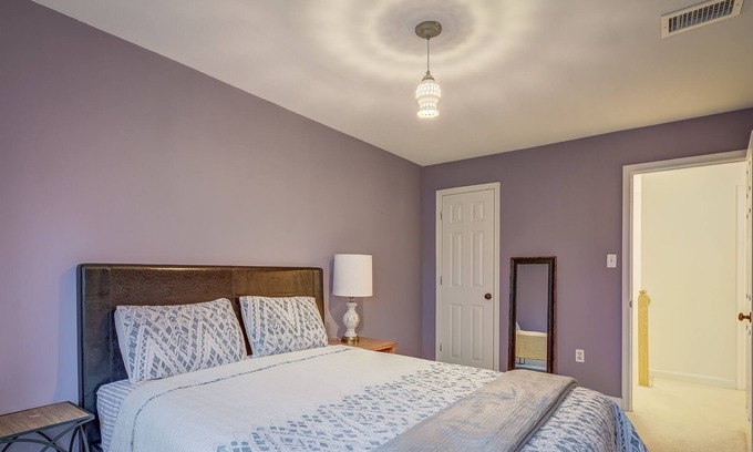 Lake Ridge House | Cheerful 3 bedroom 2.5 bath king bed