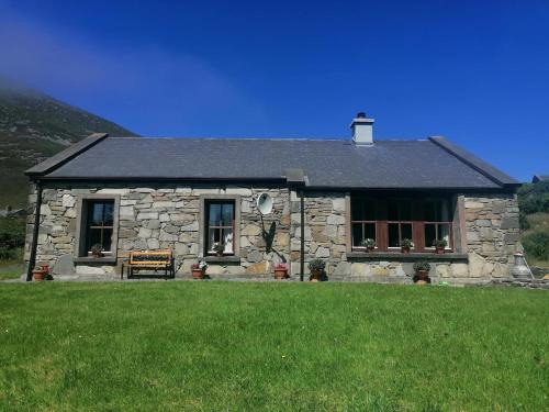 Achill Island House | Cheerful 3 bedroom cottage with open fire