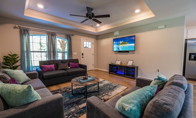 Lakeland House | Cheerful 3 bedroom home with pool + grill