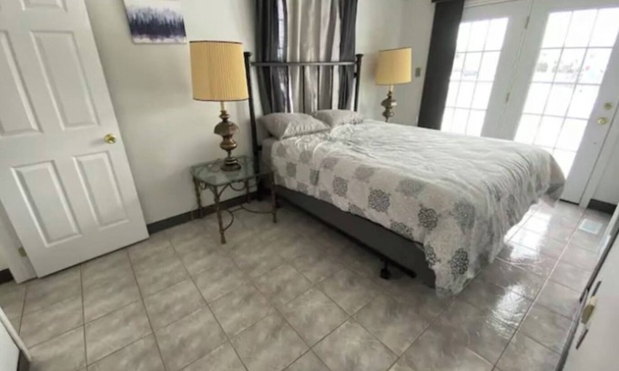 White Oaks House | Cheerful 3-bedroom home >near mall, bus, 401 + DT