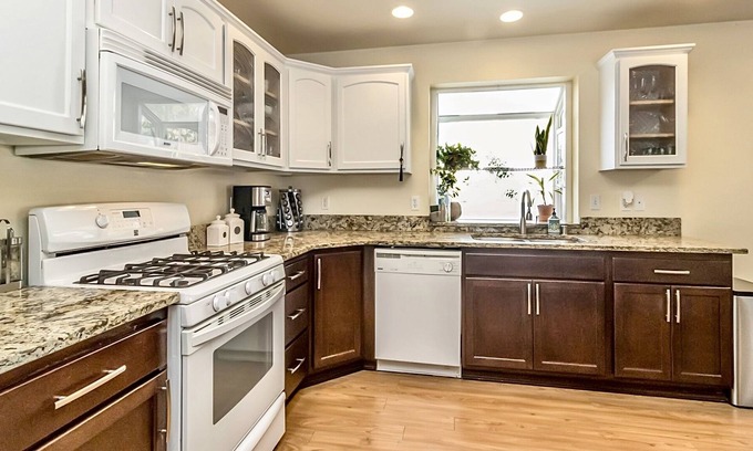 Murphys Corner House | Cheerful 3 bedroom Rambler near Boeing and Costco