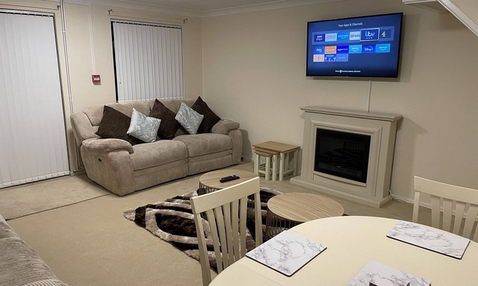 Luton House | Cheerful 3 Bedroomed house,with parking and free intern free