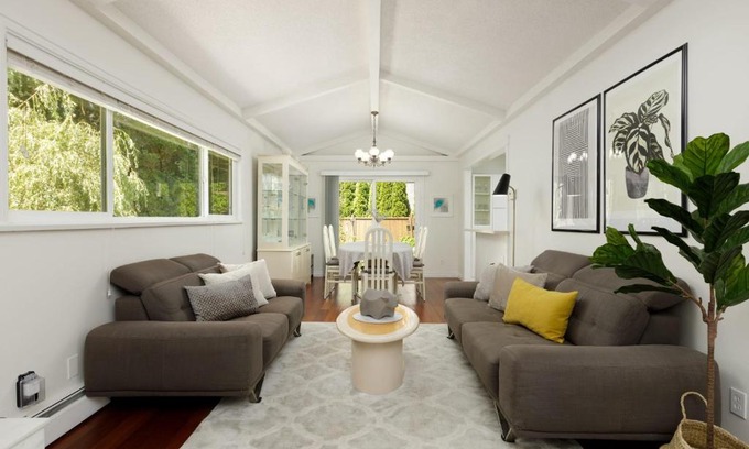 Burnaby House | Cheerful 3 BR beautiful house