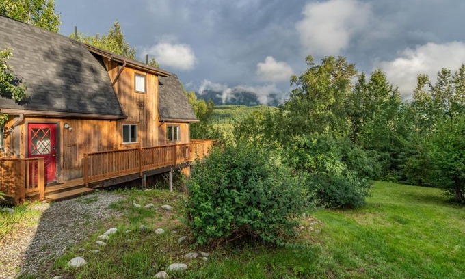 Lazy Mountain Apartment | Cheerful 4-Bedroom Cabin with gorgeous views