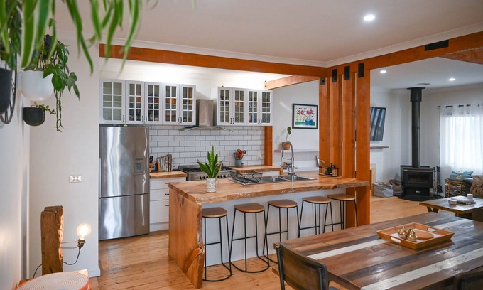 Mansfield House | Cheerful 4 Bedroom Home with Spa