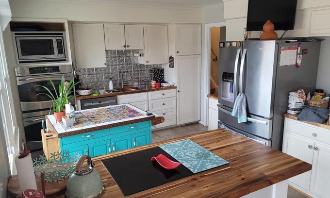 Woodbridge House | Cheerful 4-bedroom house with backyard