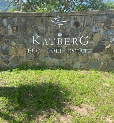 Katberg Apartment | Cheerful 4 Bedroom in a Golf Estate