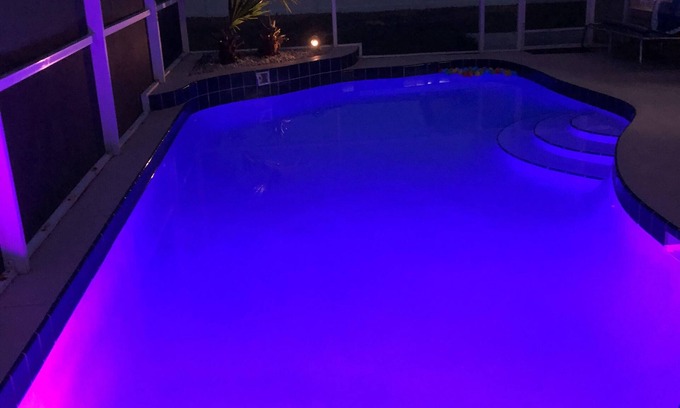 Lindfields House | Cheerful 4 bedroom minutes from disney with pool.