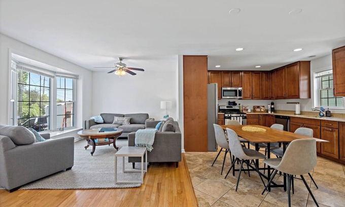 Lake Barcroft House | Cheerful | 4 bedroom | Luxury | Center | Sunny