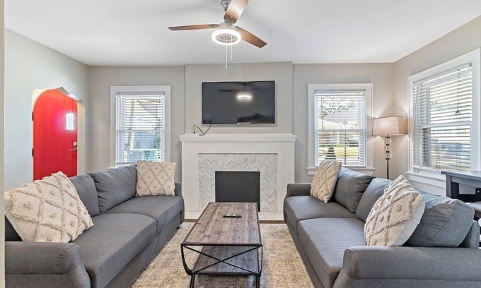 Roselawn Finance House | Cheerful 4-bedroom w/first floor master
