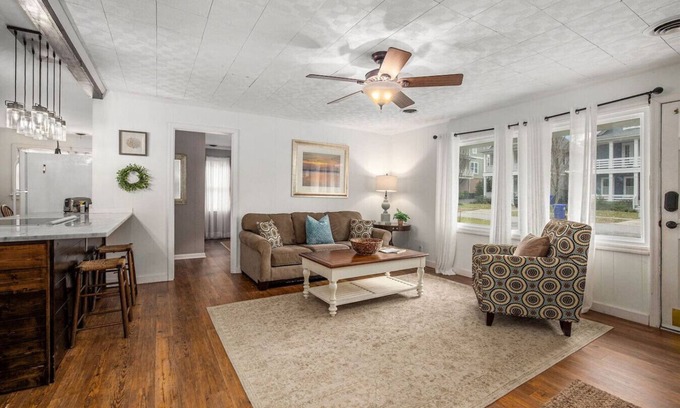 Mount Pleasant House | Cheerful 4br/1.5ba Farmhouse Close to Shem Creek!