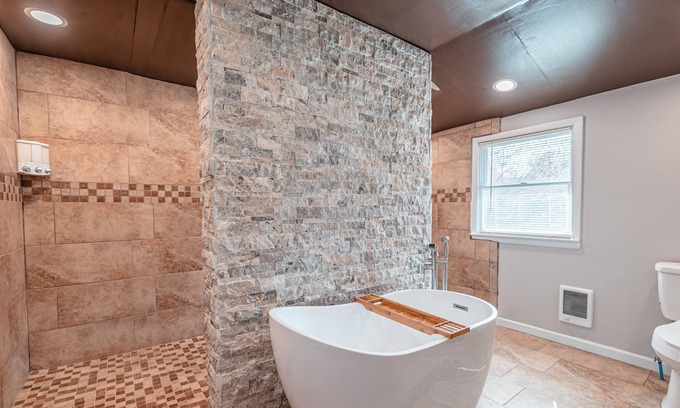 Long Pond House | Cheerful 6 bedroom in the heart of Poconos