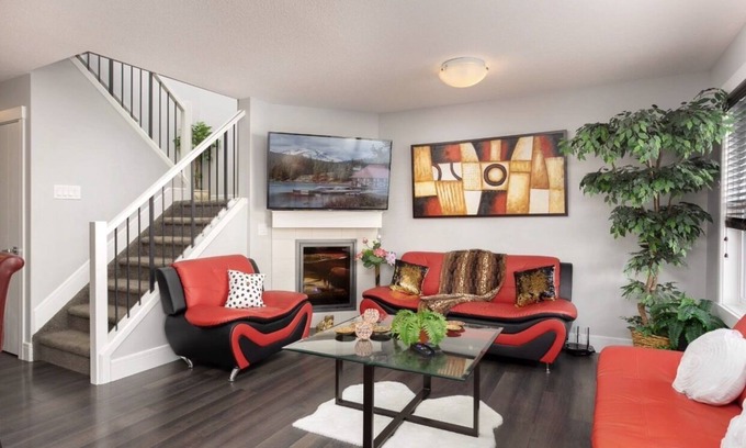 Southwest Edmonton House | Cheerful and beautiful 3 bedroom house close to lake