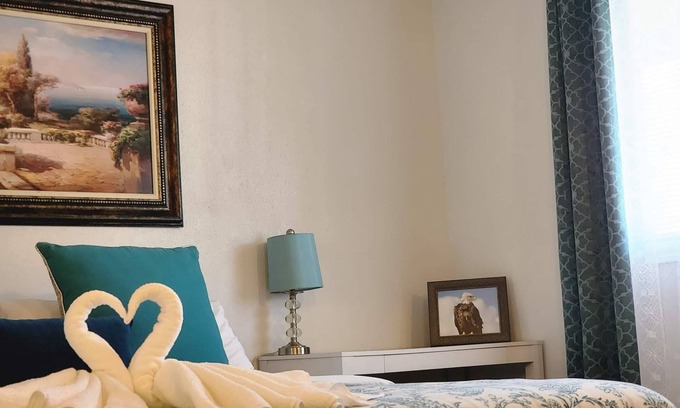 Northeast Anchorage House | Cheerful and Spacious Home/Sleeps 16