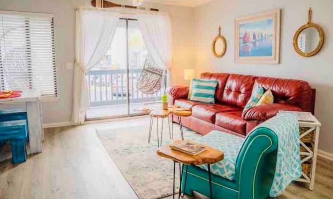 Tybee Island Condo | Cheerful Beachfront Condo, sleeps 2 adults & 2 children